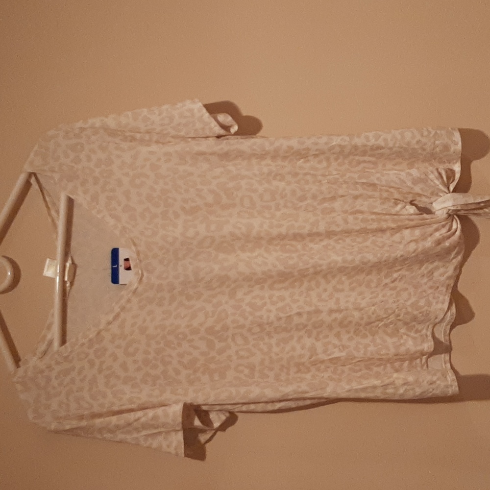 Super Soft Cheetah and cream Shirt Size Large NWT